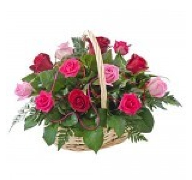 Όμορφο καλάθι με διάφορα τριαντάφυλλα 