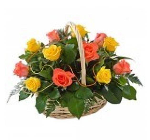Όμορφο καλάθι με διάφορα τριαντάφυλλα 