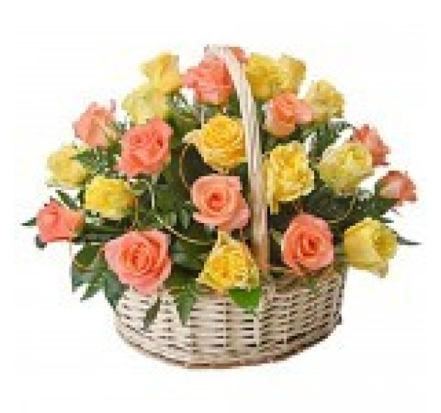 Όμορφο καλάθι με διάφορα τριαντάφυλλα 