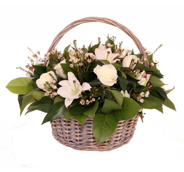 Λευκά λουλούδια σε καλάθι 